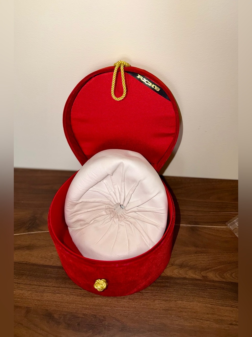 Vintage Mr D White Leather Beret Hat With Richs Red Velvet Quilted Hat Box